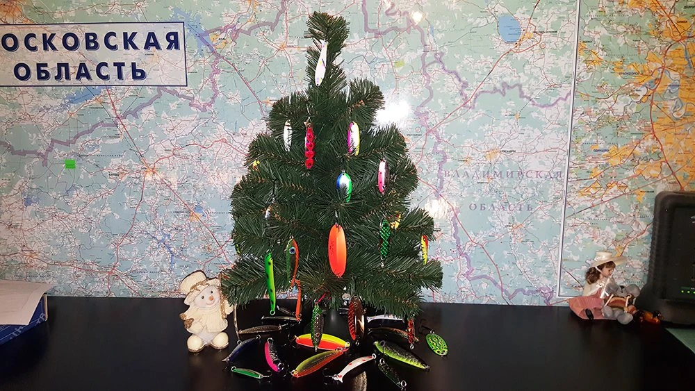 Новогодняя елка с блеснами